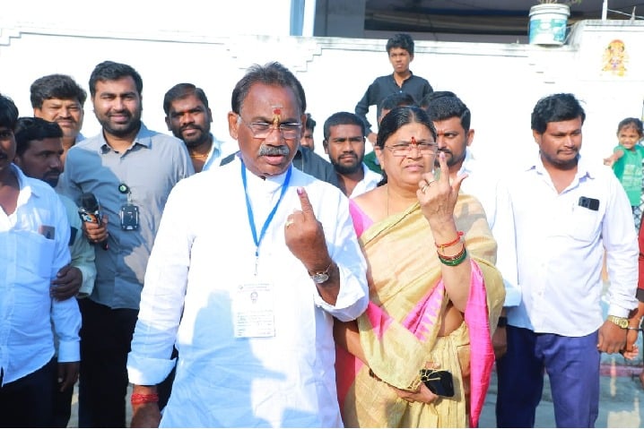 Munugode by-election: TRS maintains lead in tight race (Ld)