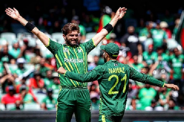 Pakistan bowlers restrict Bangladesh for 127 runs