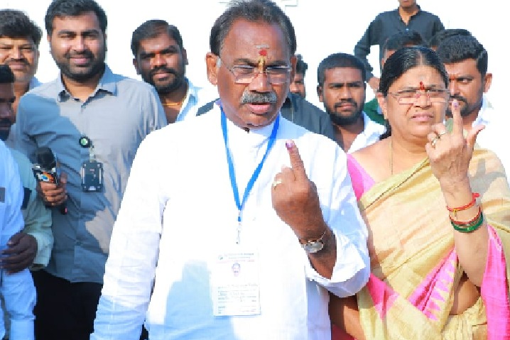 TRS leads in munugode poll
