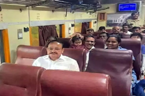 Senior leader Venkaiah Naidu seems like a ordinary person in Ongole railway station