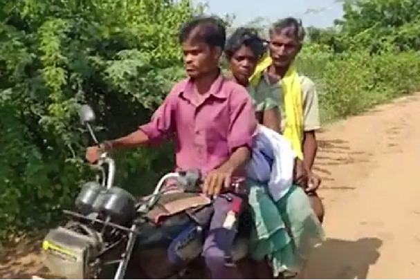 A couple carry daughter dead body on bike in khammam
