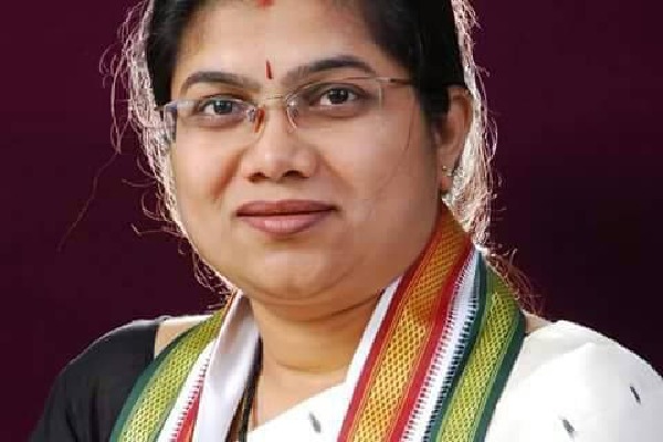 palvai sravanthi says she has defeated with marphed photo in munugode bypolls