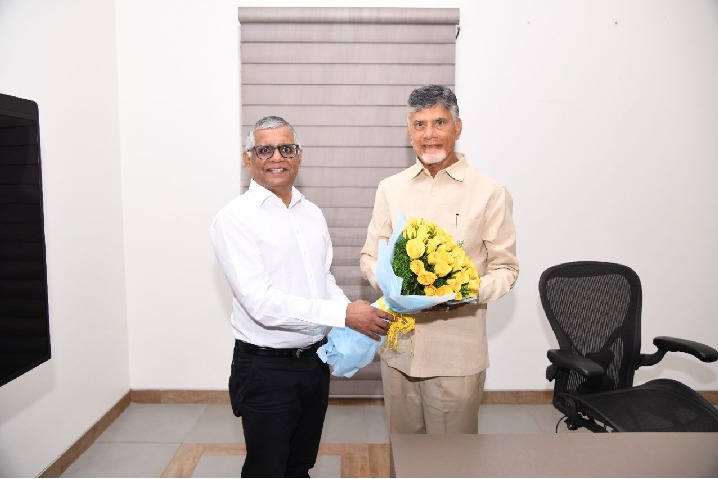 tdp chief chandrababu invited as chief guest for isb 20 years celebrations