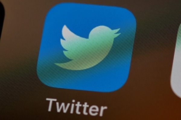 Twitter will roll out gray 'Official' badge for prominent accounts, public figures