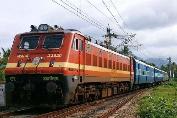 9 Trains Cancelled due to good Rail Derailed in Rajahmundry