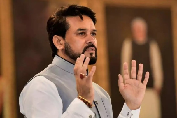 Anurag Thakur pushes bus after it breaks down on Himachal highway