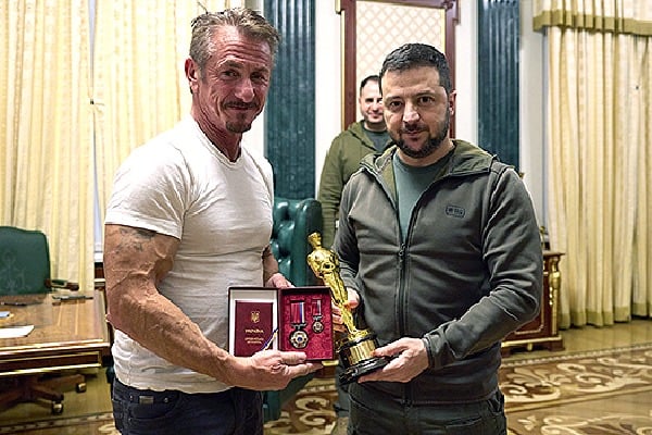 Hollywood actor Sean Penn gifts his Oscar to Ukrainian President Zelenskyy  