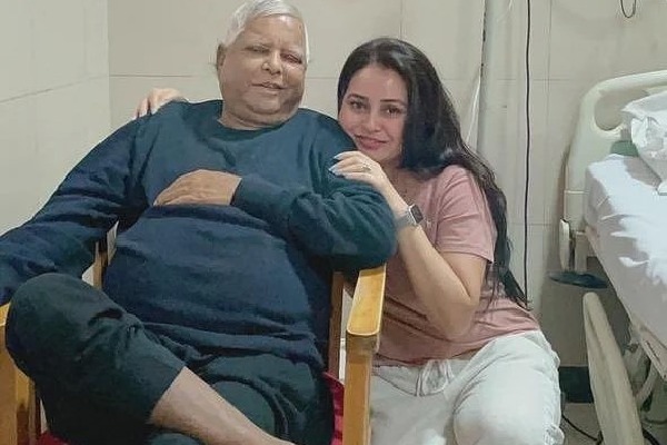 Daughter Rohini to donate kidney to Lalu RJD chief likely to visit Singapore in November last week