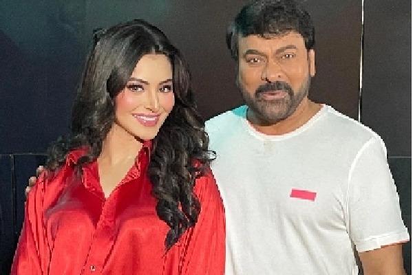 Urvashi Rautela poses with Cheeranjeevi, gears up for special appearance in his next