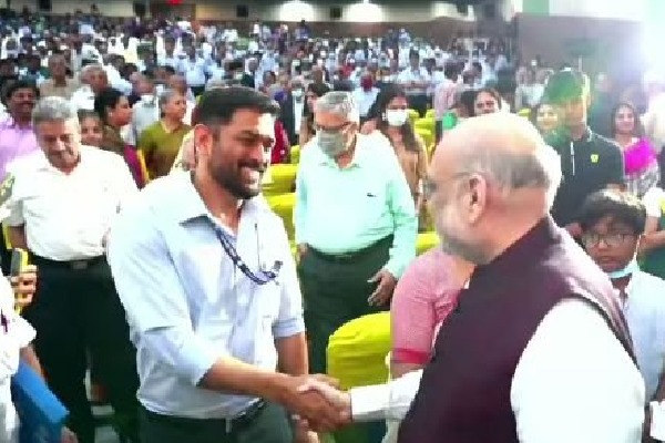 ms dhoni shakes hands with amit shah in chennai