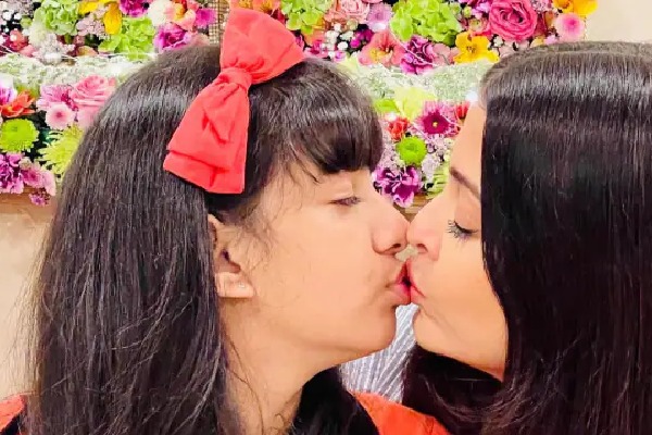 a photo goes viral in social media which shows Aishwarya Rai kisses his daughter on lips