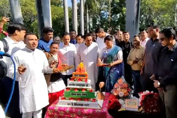 Kamal Nath cuts temple shaped birthday cake BJP Fires