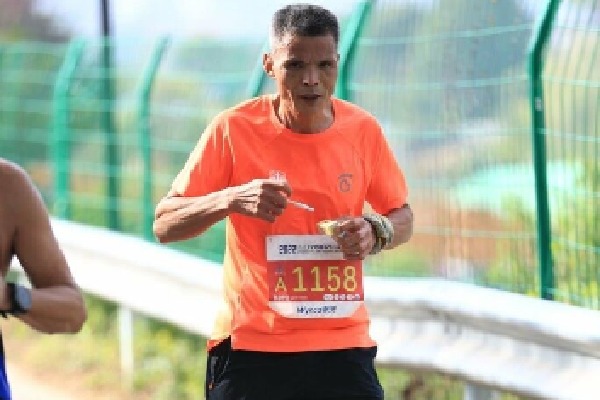Chinese man chain smokes through 42 km marathon in less than 4 hours