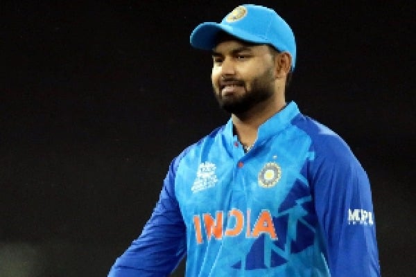 Rishabh Pant be given the opportunity to open, can go gung-ho in the powerplay: Dinesh Karthik