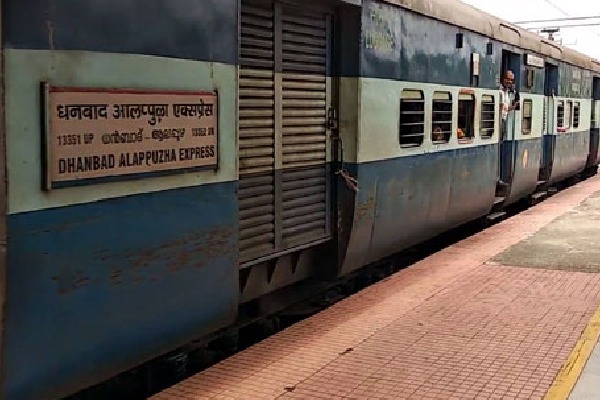 Bokaro Express Halts for 2 hours in Anakapalle Dist Due to Passengers skirmish