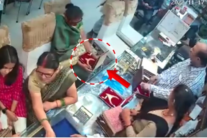  a customer stole gold necklace at a jewelery shop in gorakhpur