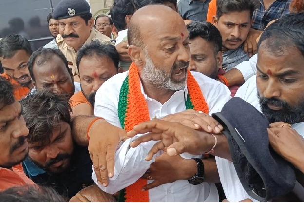 Telangana police stop state BJP Chief ahead of 'padayatra'