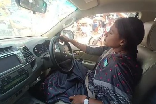Hyderabad cops tow away car with Sharmila sitting inside-Updates