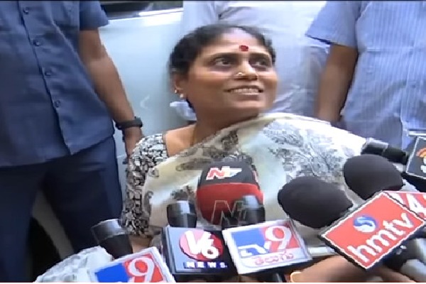 YS Vijayamma cool reply to a reporter who asked Jagan response on Sharmila arrest 