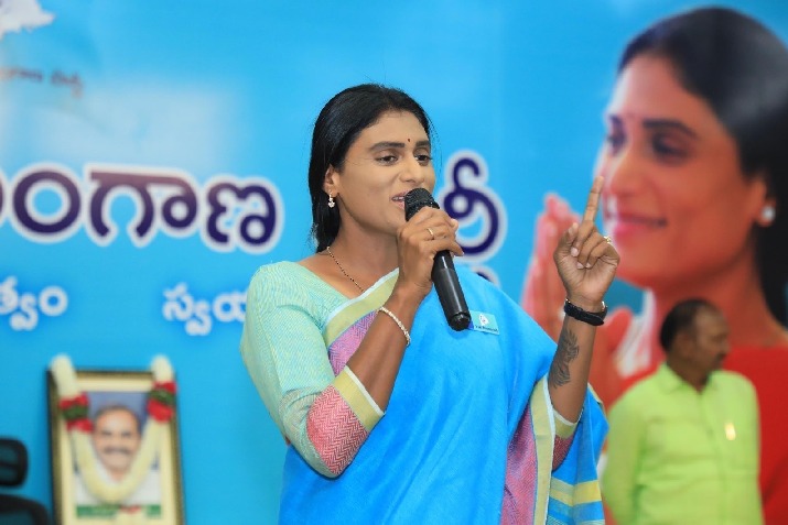 Sharmila comments on TRS leaders 