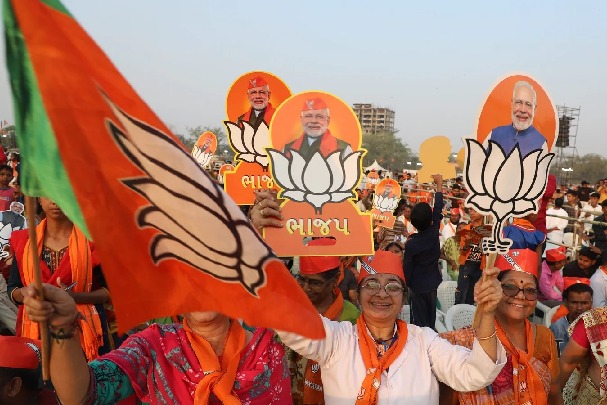 Bjp going to get huge majority in Gujarat mixed results in Himachal pradesh