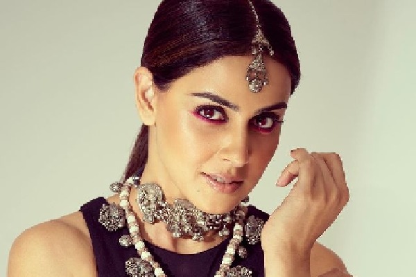 Genelia grooves to the classic 'Mera Dil Yeh Pukare Aaja'