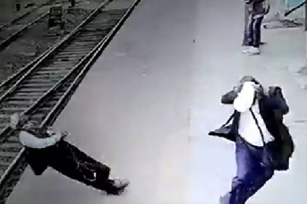TTE gets electrocuted after live wire falls on him at Kharagpur railway station