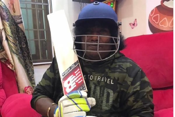Vijay sends Cricket bat to Yogibabu