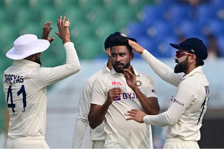 Siraj scalps three quick wickets as Bangladesh in deep troubles 