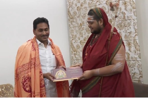 Swatmanandendra invites CM Jagan to grace Visakha Sarada monastery anniversary 