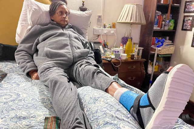 Shahsi Tharoor injured in Parilament