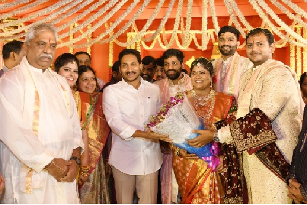 CM Jagan attends Malladi Vishnu daughter wedding