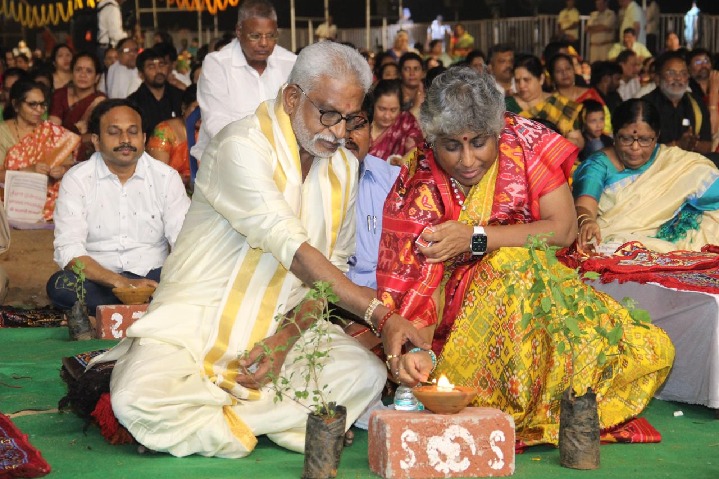 YV Subbareddy couple presents Lord Venkateswara a valuable necklace 