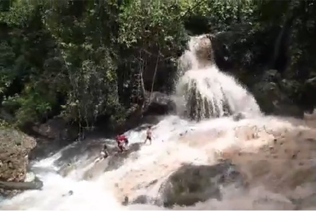 Shocking old video shows tourists at a Philippines waterfall being washed away by flash flood Watch