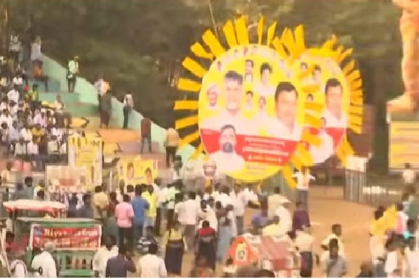 Huge welcome to Chandrababu at Khammam district border