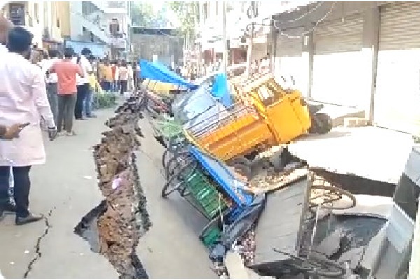 Road sudden collapse in Goshamahal 