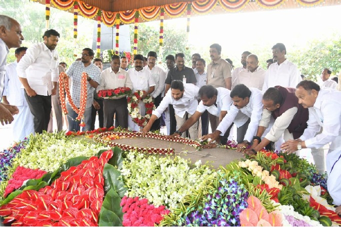 CM YS Jagan paid tributes YSR Ghat in Idupulapaya