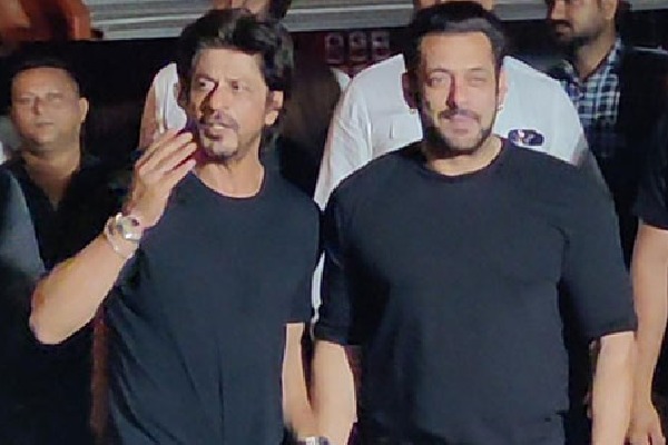 Shah Rukh Khan attends Salman Khans 57th birthday bash
