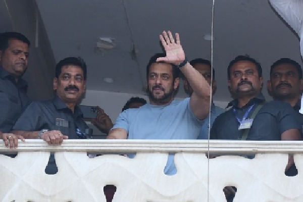 Salman Khan fans lathi charged by Mumbai police for creating ruckus on actors 57th birthday
