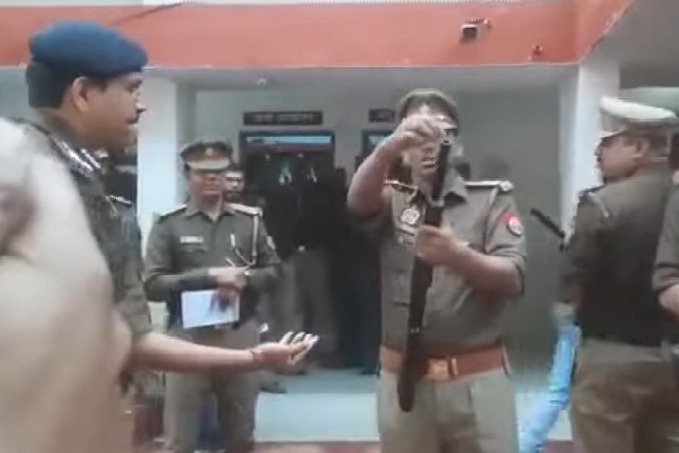 UP Sub Inspector forgot how to load a shotgun 