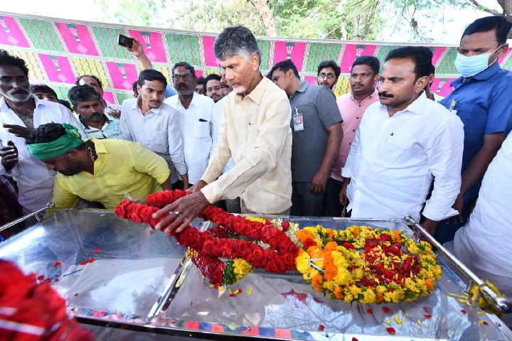 Chandrababu paid homage to deceased party workers