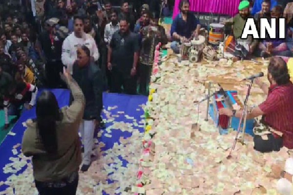 Devotees Shower Notes on Bhajan Singer Kirtidan Gadhvi During Fund Raising Event in Navsari
