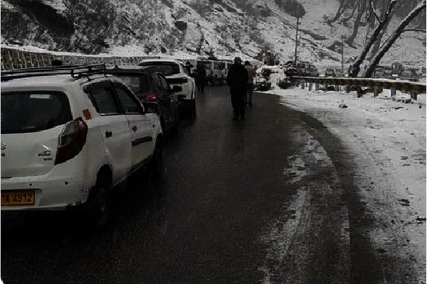 Huge snowfall in Himachal Pradesh as 400 vehicles stranded at Rohtang Atal Tunnel