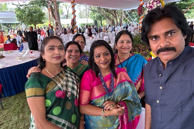 Pawan Kalyan selfie with Vijayalakshmi Gadwal and others at Rashtrapathi Nialyam in Bollaram