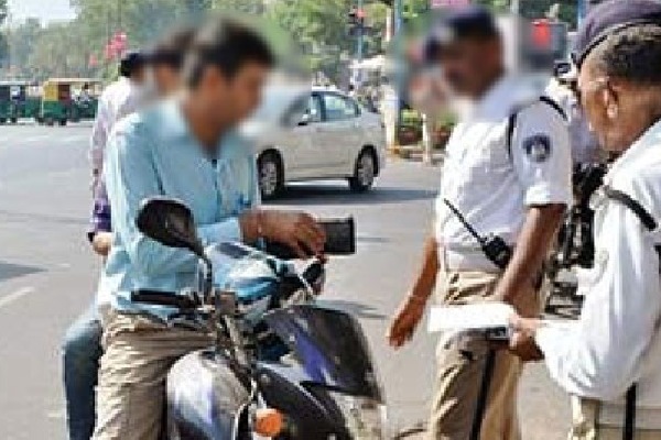 Hyderabad Traffic police warns drunken drivers 