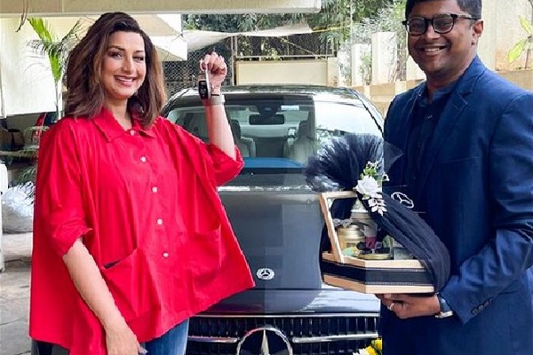 Actor Sonali Bendre set to bring in the new year with a Mercedes Benz EClass