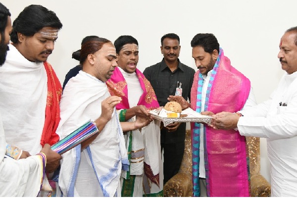 Vedic Pandits bless Andhra CM on New Year
