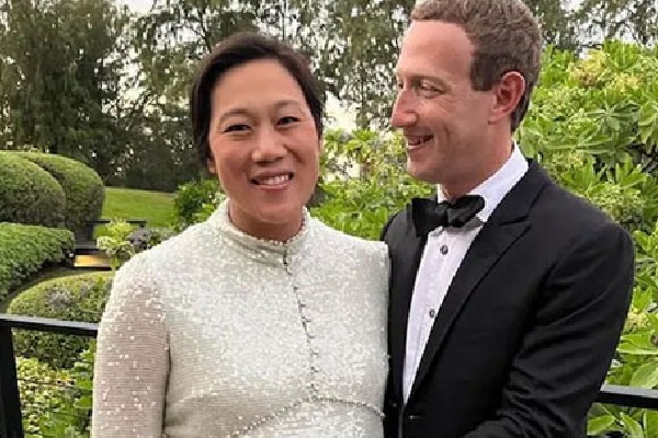 Mark Zuckerberg shares pic with pregnant wife Priscilla Chan on New Year Day