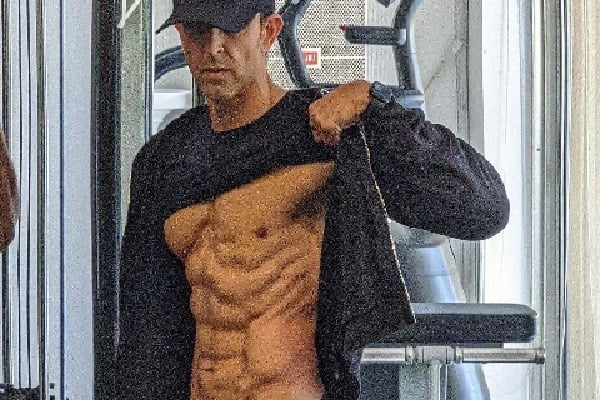 Hrithik Roshan shows off 8 pack bod amid filming for Fighter
