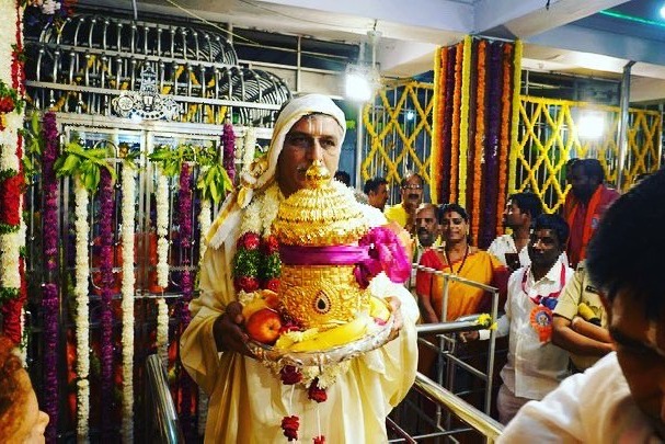 Harish Rao offers golden crown to Venkaterswara Swamy temple in Siddipet